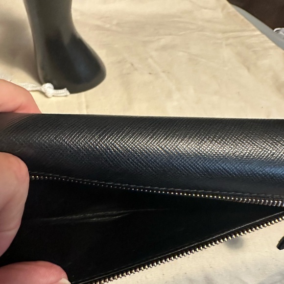 Prada wallet 7.5 x 3.5 black in excellent condition. Absolutely beautiful. - Picture 4 of 9